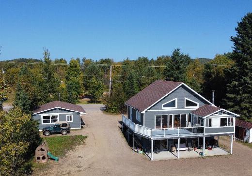Two or more stories for sale - 110 Rue Principale, Lac-Edouard, G0X3N0