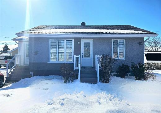Two or more stories for sale - 406 Rue Marchand, Matane, G4W2J5