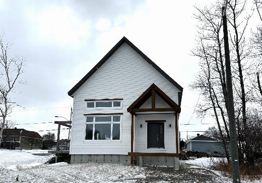 Two or more stories for sale - 208 Rue Lucien-Bellemare, Matane, G4W0G6