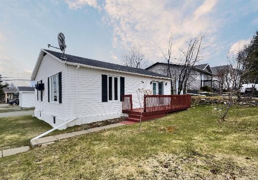 Two or more stories for sale - 401 4e Avenue, Amos, J0Y1Z0