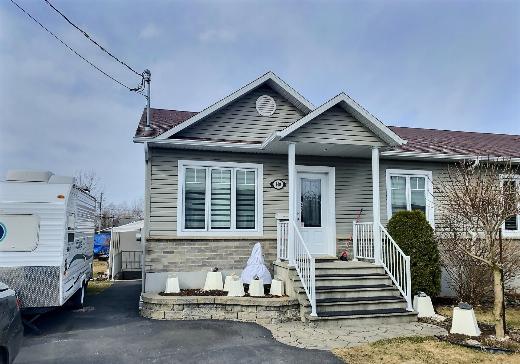Two or more stories for sale - 140 Rue Marthe-Lemaire, Victoriaville, G6T0M5