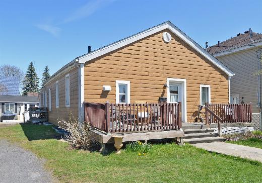 Two or more stories for sale - 70 Rue Thibault, Salaberry-de-Valleyfield, J6S4J1