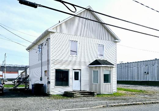 Two or more stories for sale - 273 Rue St-Pierre, Matane, G4W2B7